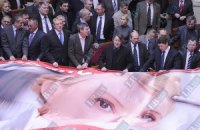 Януковичу пришлось выступать под крики оппозиции 