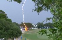 Во время женского турнира по гольфу US Open молния ударила в дерево прямо на поле