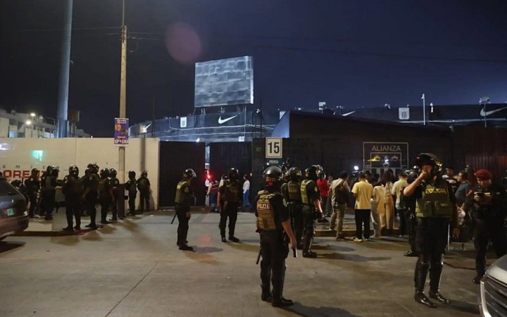 У столиці Перу внаслідок тисняві на стадіоні загинула людина, 60 отримали поранення