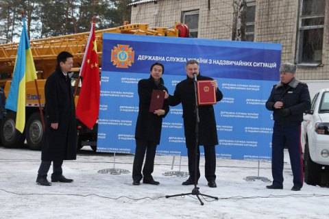 Китай передав українським рятувальникам сім автокранів і чотири бульдозери