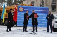 Китай передал украинским спасателям семь автокранов и четыре бульдозера