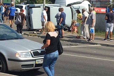 В Киеве на Троещине столкнулись "Волга" и "девятка", пятеро пострадавших