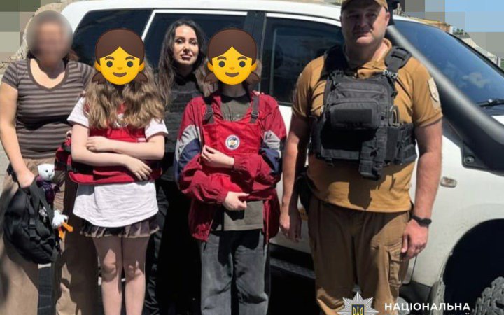 Поліцейські евакуювали з Білозерки на Херсонщині дві родини з дітьми