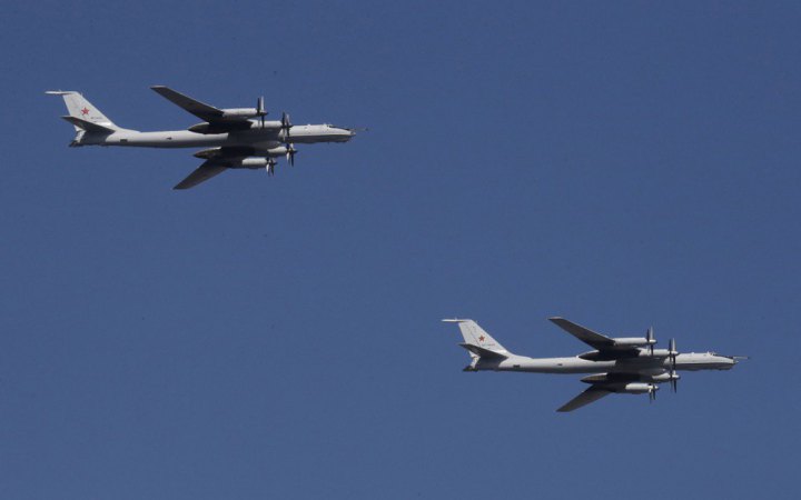 Росіяни здійснили запуск ракет із бортів стратегічної авіації і атакують Київ балістикою (оновлено)
