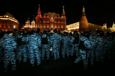 После митингов в Москве и других российских городах начали задерживать прохожих