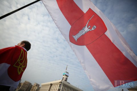 В Беларуси национальный бело-красно-белый флаг включат в список запрещенной символики