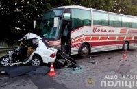 На трассе возле Харькова Geely попал под автобус, погиб водитель