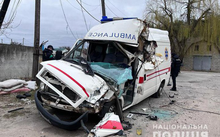 Поліція документує воєнні злочини Росії в Гостомелі. У селищі досі чутно запах горілого від обстріляних будинків і авто