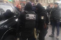 В Одесской области на крупной взятке задержали трех чиновников и полицейского