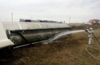 На дороге возле Бердянска перевернулась автоцистерна с топливом