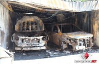 В Николаеве сожгли два автомобиля бывшего руководителя УБОП