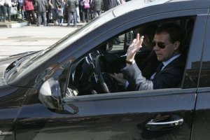 Медведев на джипе чуть не сбил толпу людей