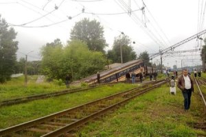 Во Львове на проезжую часть улицы упала электричка
