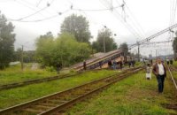 Во Львове на проезжую часть улицы упала электричка