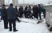 Киевляне в один день снесли два забора на Троещине: один - "Свобода", второй - местные жители