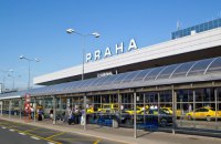Аеропорт Праги відмовився від оголошення рейсів до України російською 