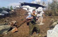На трасі з Мар'їнки до Красногорівки обстріляли цивільний автомобіль
