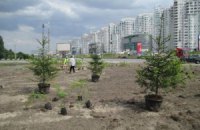 КГГА начала разбивать сквер на месте скандальной стройки на Осокорках