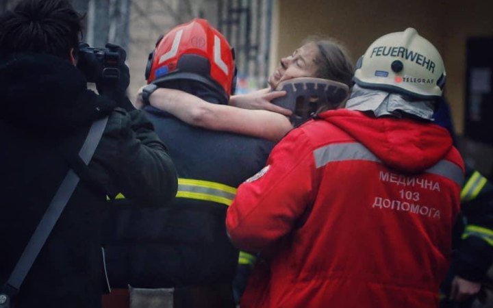 Дівчина, яку врятували з-під завалів будинку у Дніпрі, зараз в реанімації