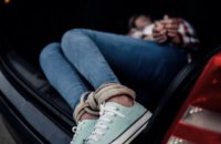 У Києві чоловік і жінка викрали знайому, вивезли до лісу, побили та обрізали їй волосся