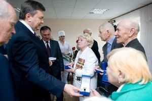 В Виннице Януковича уберегли от общения с людьми, спрятав их под замок 