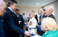 В Виннице Януковича уберегли от общения с людьми, спрятав их под замок 