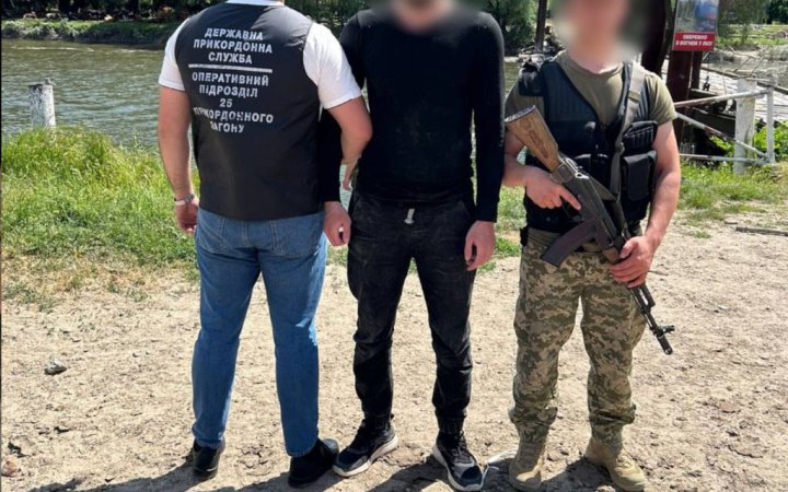 На Одещині чоловік намагався втекти до Румунії на дитячому матраці із зображенням "людини-павука"