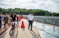 В Киеве могут установить бронированное стекло на новом пешеходном мосту 