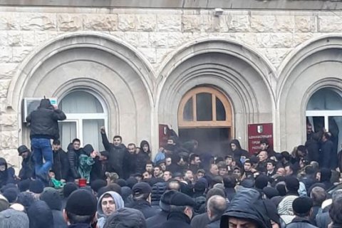 "Парламент" Абхазии призвал "президента" уйти в отставку