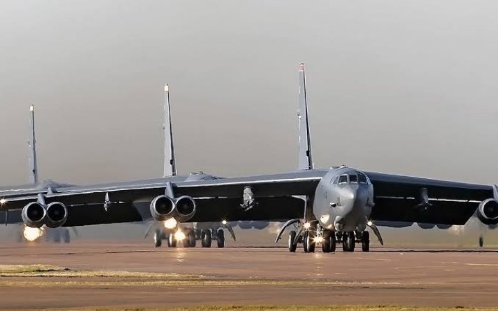 Wall Street Journal: США вивели бомбардувальники з бази в Британії через загрозу атаки дронів