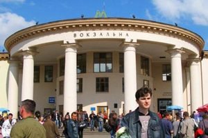 Мужчина умер в метро после укола в спину