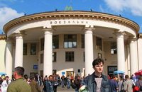 Мужчина умер в метро после укола в спину