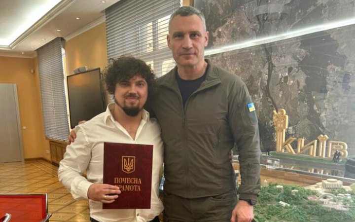 Кличко нагородив реабілітолога, який на волонтерських засадах допомагає відновлюватись пораненим бійцям 