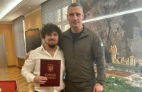 Кличко нагородив реабілітолога, який на волонтерських засадах допомагає відновлюватись пораненим бійцям 