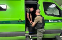 ​Гривні для українців: як інкасатори возять готівку в гарячі точки