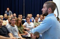 Ветеран АТО Ананьев, выпущенный полицией под поручительство, презентовал книгу в Днепре
