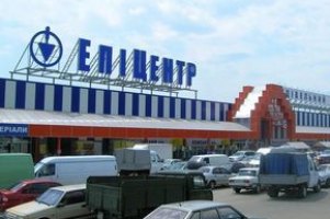 "Маски-шоу" в "Эпицентре" продолжаются уже 12 часов