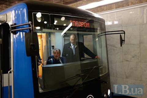 На станции киевского метро "Ипподром" пассажир упал на рельсы