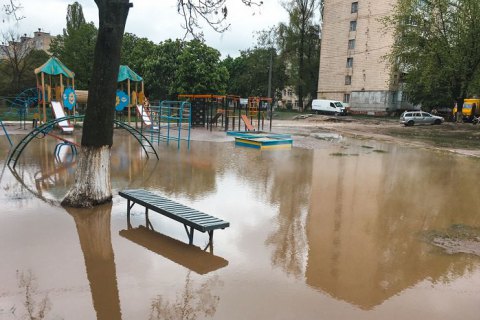 В Киеве из-за прорыва трубы детскую площадку затопило кипятком