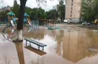 В Киеве из-за прорыва трубы детскую площадку затопило кипятком