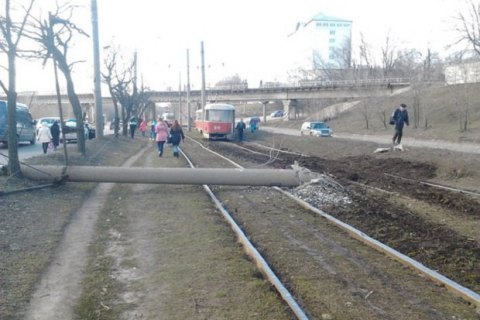 У Харкові трамвай, що зійшов з рейок, зніс стовп і врізався в інший