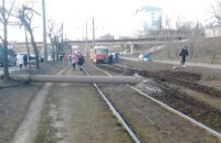 У Харкові трамвай, що зійшов з рейок, зніс стовп і врізався в інший