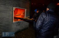 У Києві 20 осіб у масках підпалили споруду на будівельному майданчику