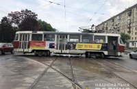 В Харькове трамвай сошел с рельсов и врезался в легковушку