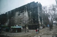 “Я бачила з вікна, як знищили будинок, у якому прожила все життя”: 30 днів у заблокованому Маріуполі