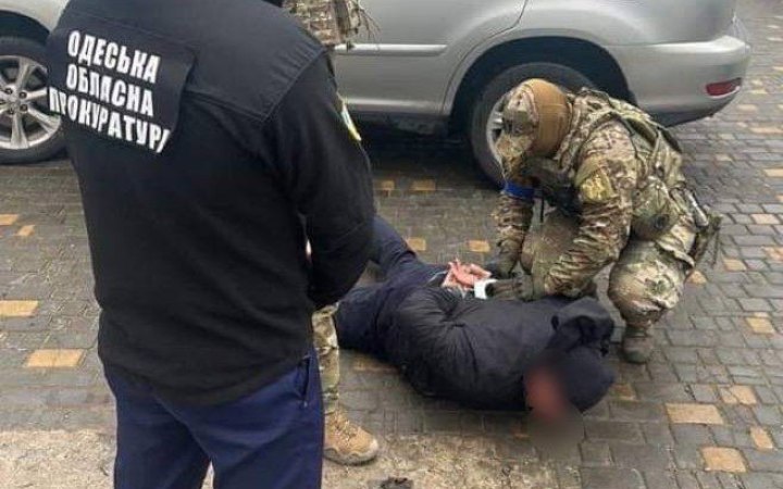 Митник вимагав у громадянина хабар за безперешкодне ввезення 4 млн грн на територію України, - прокуратура