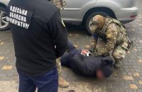 Митник вимагав у громадянина хабар за безперешкодне ввезення 4 млн грн на територію України, - прокуратура