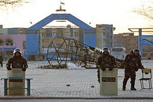 Полицейские Жанаозена вступились за подследственных коллег
