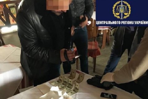 В аэропорту "Борисполь" на взятке поймали главных инспекторов таможни