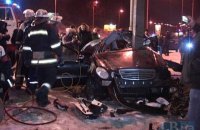 ​В Киеве Mercedes влетел в опору рекламного щита
